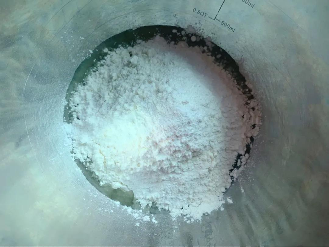 筛入面粉、泡打粉。