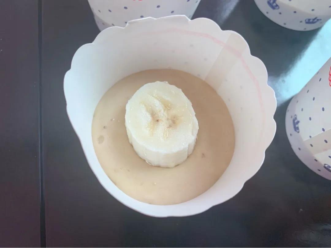中间放入一小段香蕉。