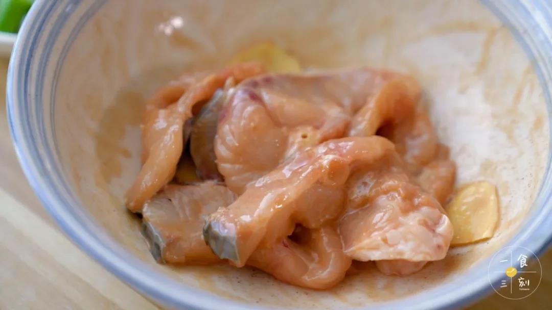 鱼腩放入碗中，加入姜片、料酒、生抽、蚝油、生粉适量，抓匀腌制30分钟