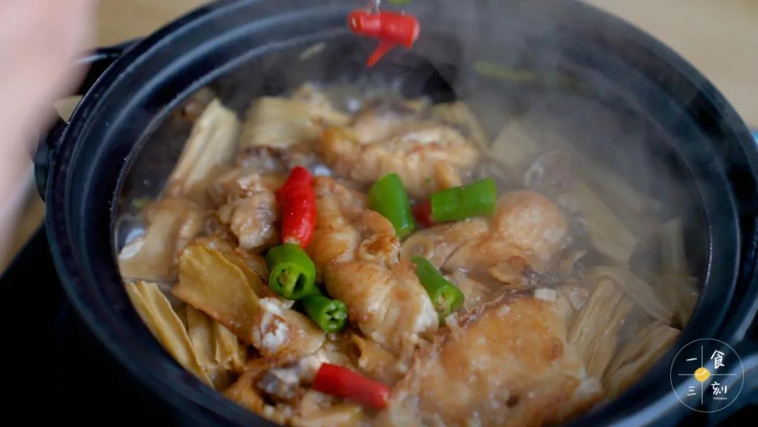 大火3分钟收汁，加入青红辣椒、葱花即可