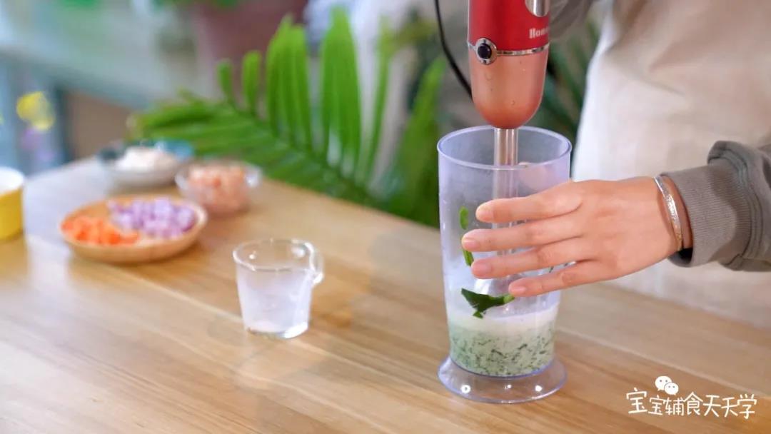 菠菜放入搅拌机，加入牛奶和适量松茸粉，搅打成汁倒出备用