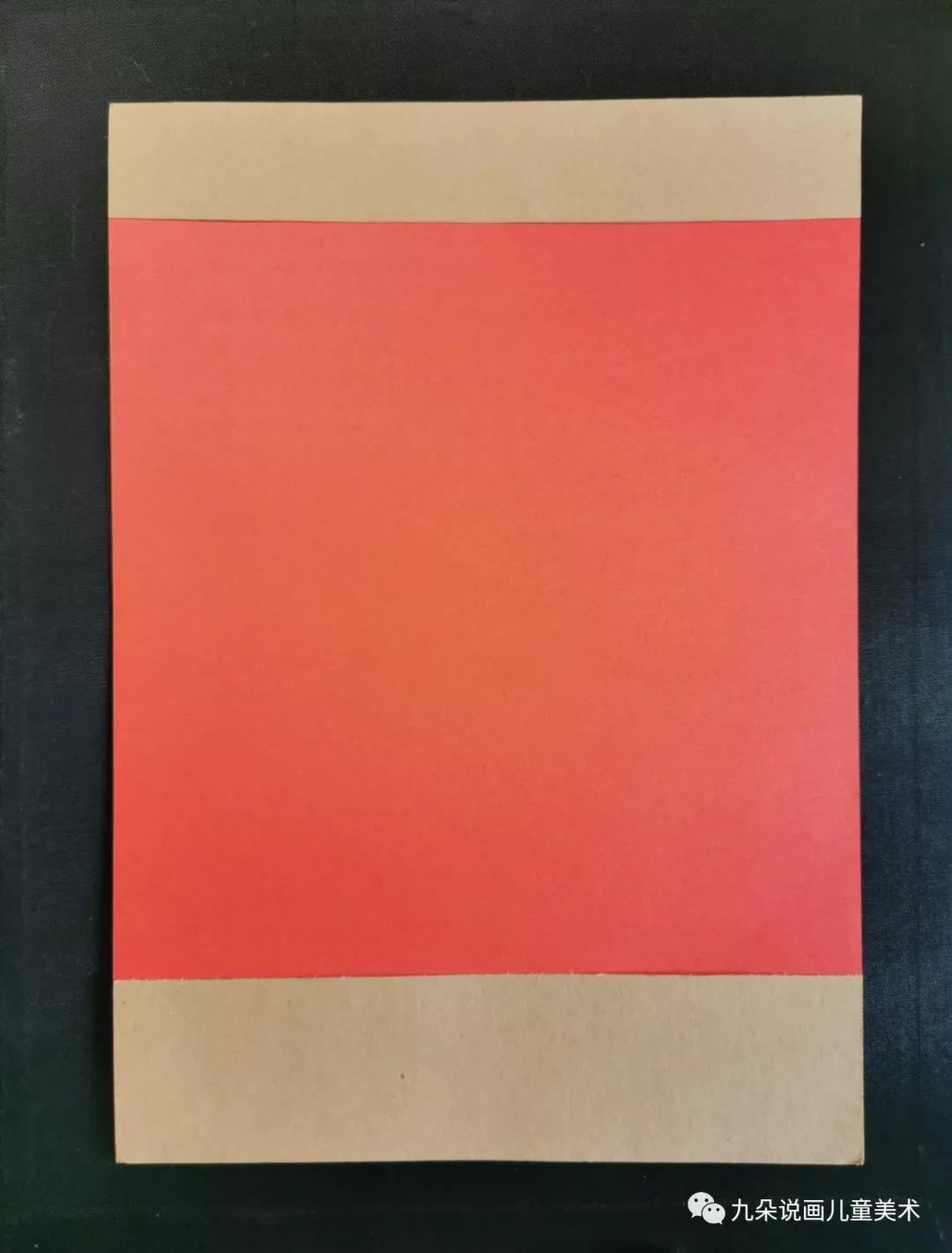 步骤2：将浅棕卡纸剪下一宽一窄两条，分别贴在红色纸的两头，如下图：