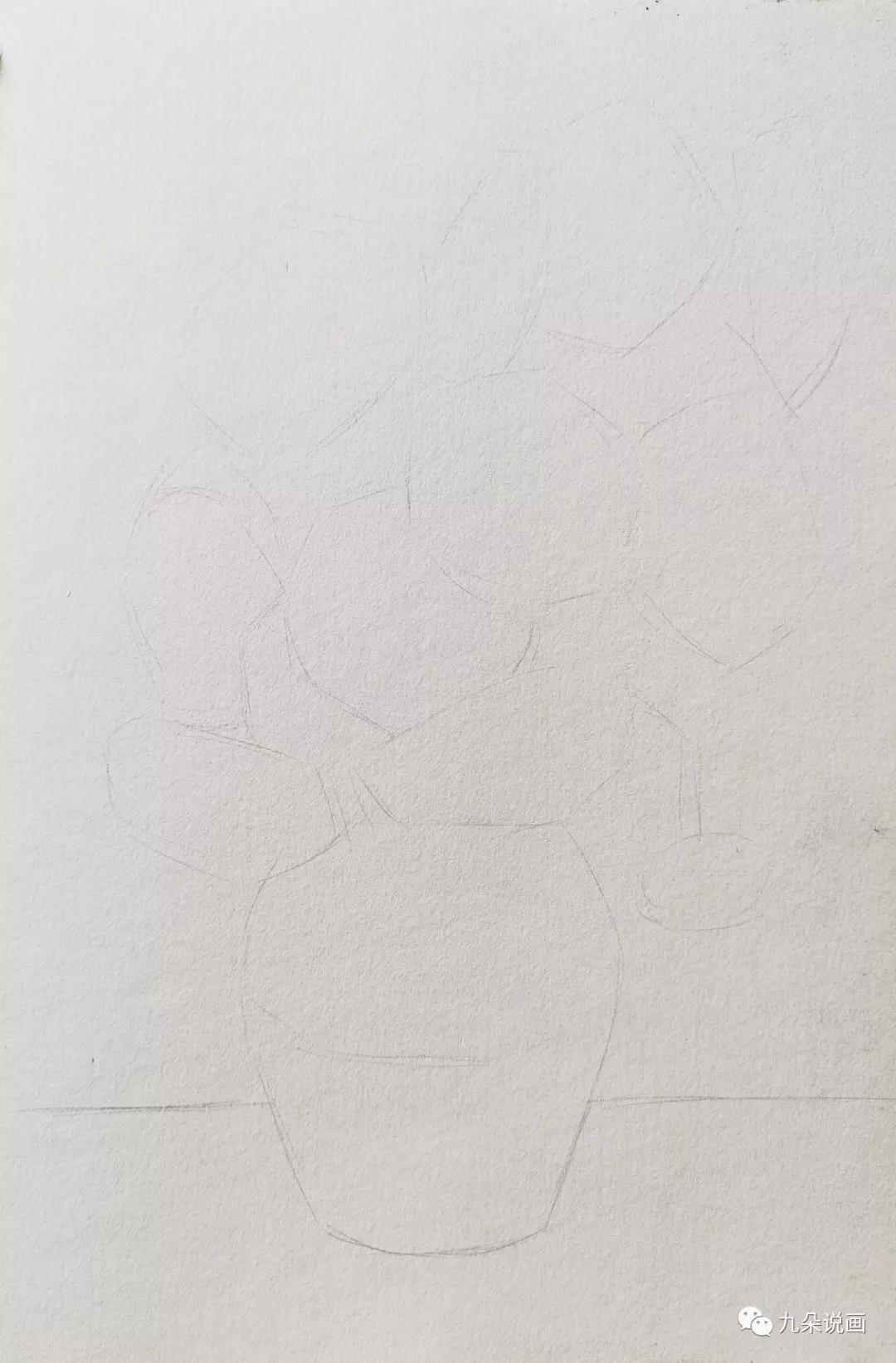 步骤1：画纸竖着构图，先用铅笔轻轻将陶罐和花朵的位置标出，一定要轻轻用笔哦！