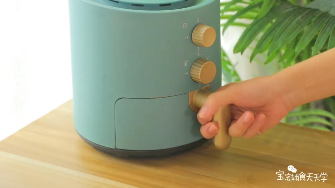 空气炸锅180度15-20分钟，土豆酥绵金黄，熟透即可