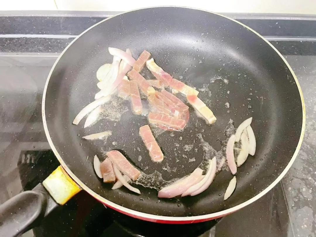 放入牛排翻炒至变色。