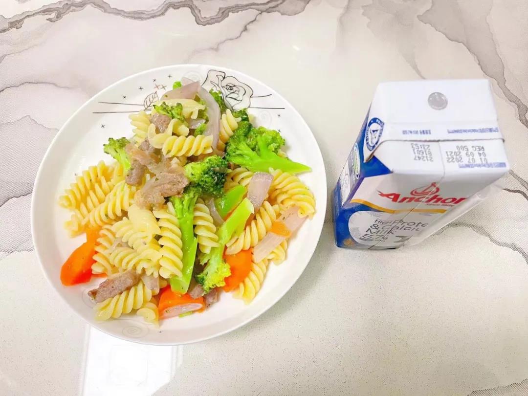 配个奶、水果、煮鸡蛋就是均衡的早餐了。