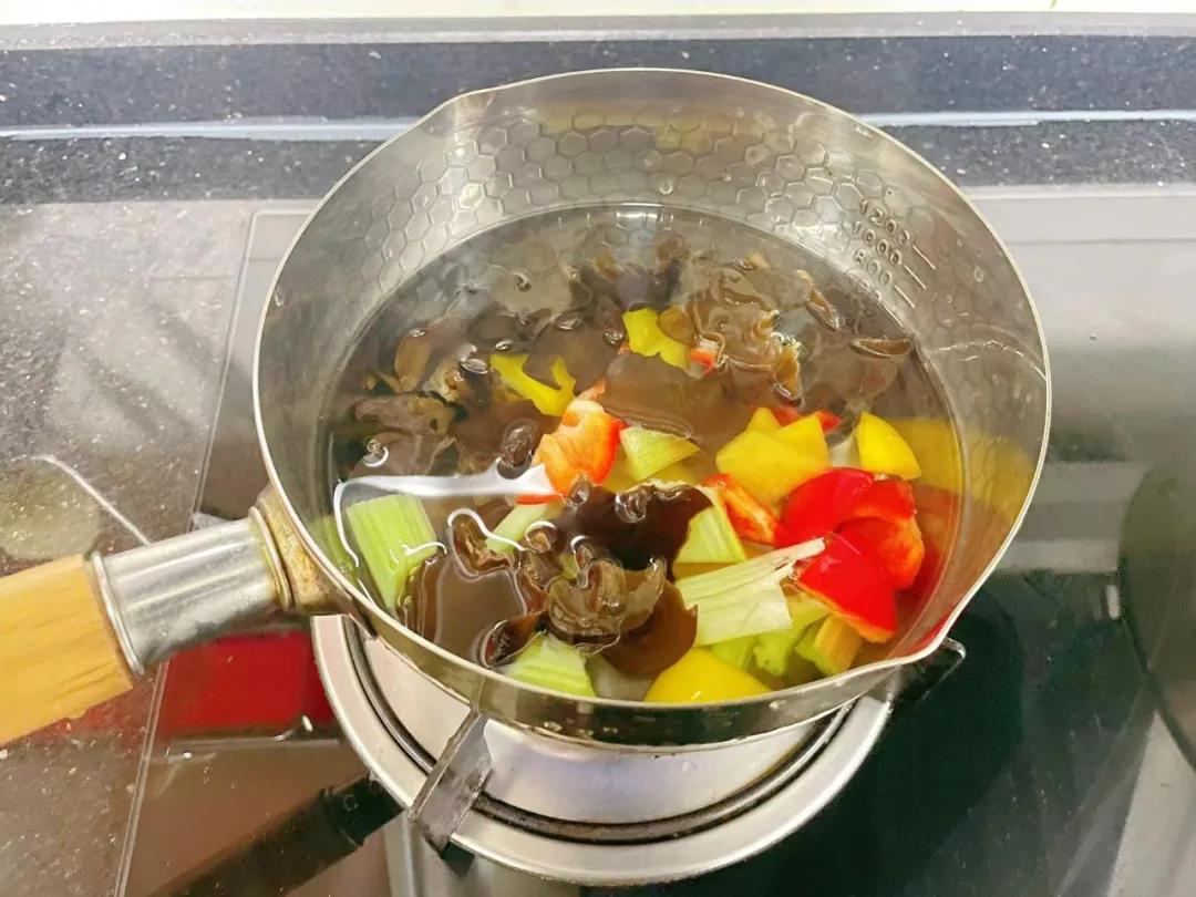 蔬菜加水入锅焯烫熟。