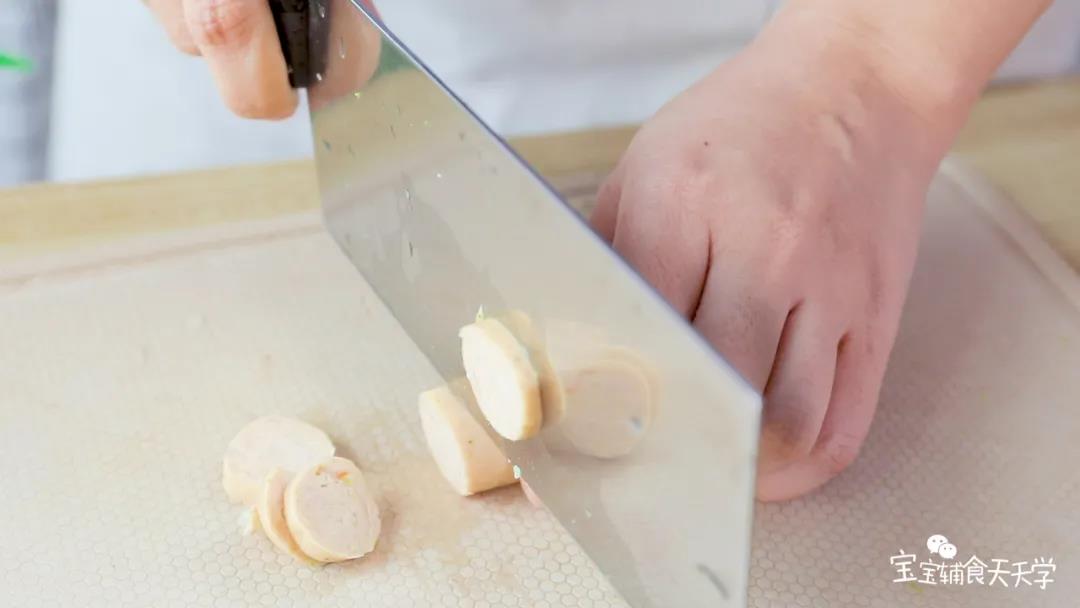 香肠切成约0.5m厚的薄片