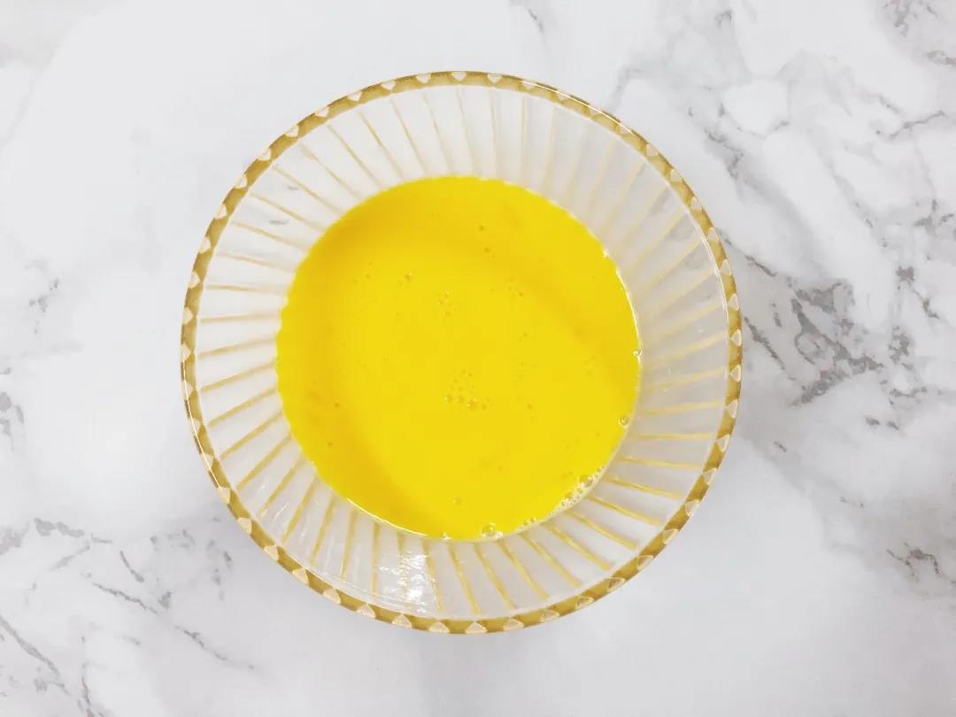 鸡蛋洗净打散，加入水淀粉搅拌均匀。