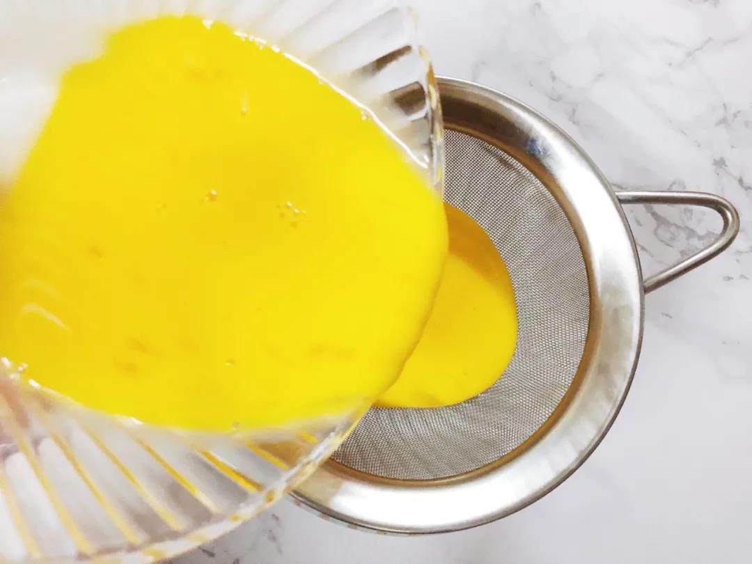 用滤网过滤一下，得到比较细腻的鸡蛋液。