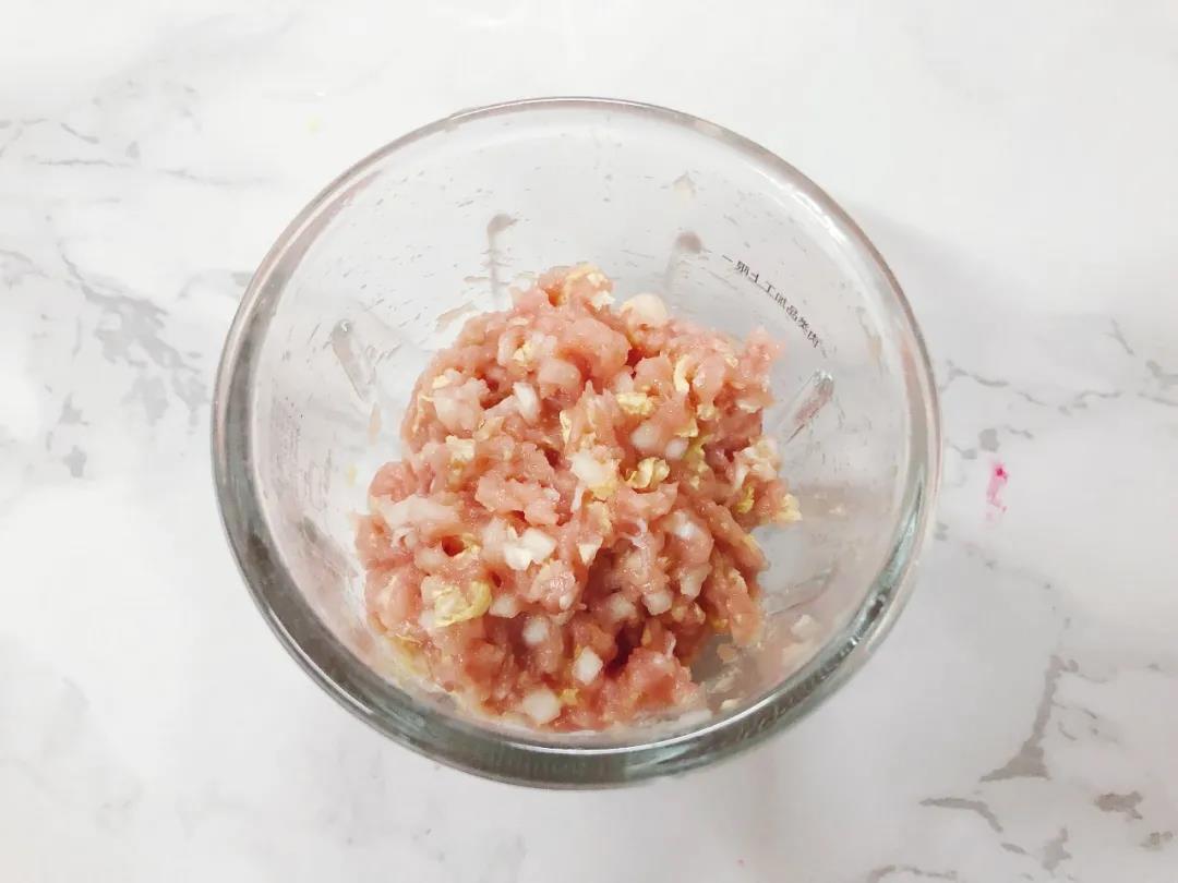 娃娃菜洗净切碎，猪肉洗净放入料理机打碎，加入葱姜水和剩余淀粉，用筷子顺时针搅拌均匀。