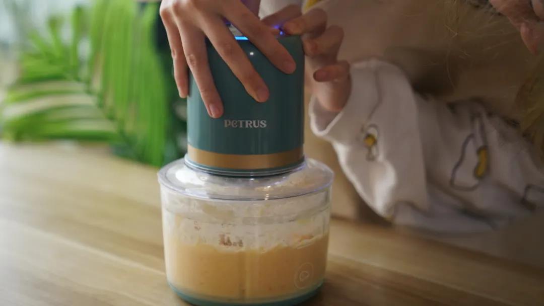 熟南瓜加入适量清水，打成糊