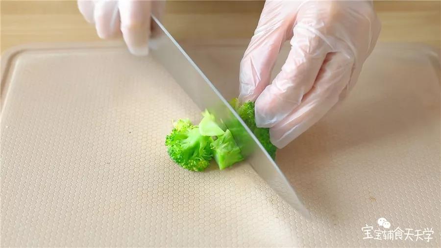 捞出西兰花切碎