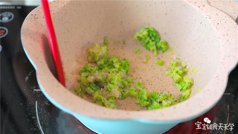 倒油入锅，小火加热，倒入虾肉碎和西兰花碎翻炒