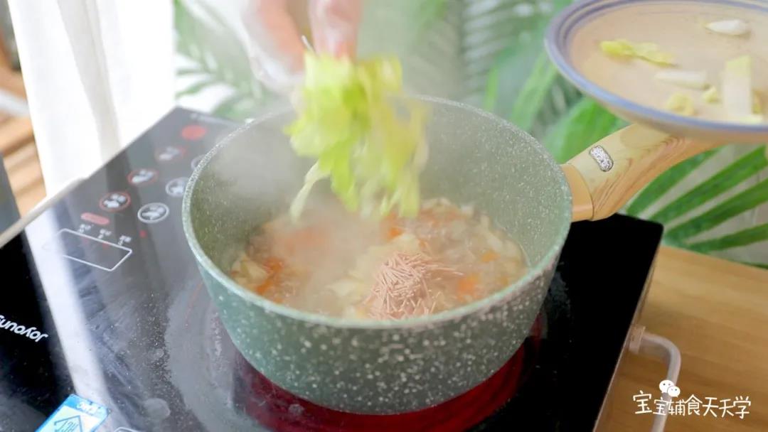 放入面条和白菜，小煮几分钟，煮至面条变软即可
