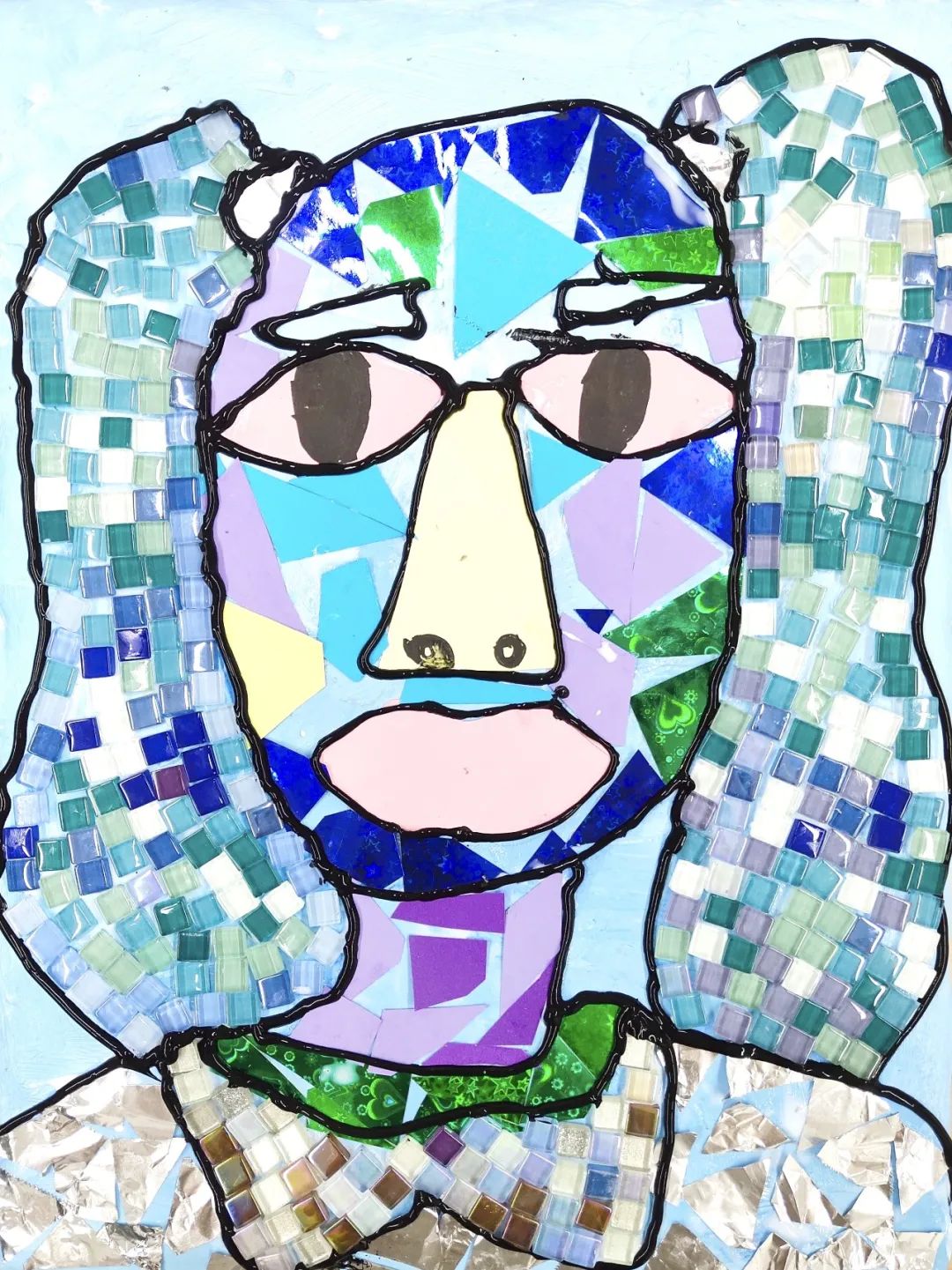 步骤1：《马赛克人物壁画》  这幅画的创作来源自艺术家塞亚扎加尔的费城魔法花园艺术空间启示，使用废旧物品设计的人物图案，加深大家的环保意识。Angela画的是自己，选用了蓝色主色调，代表环境保护好后天空的蓝，上面还使用同色系色彩，和她的童年一样，是丰富多彩的。