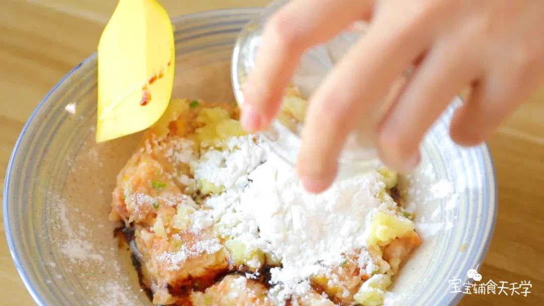 倒入玉米淀粉搅打上劲