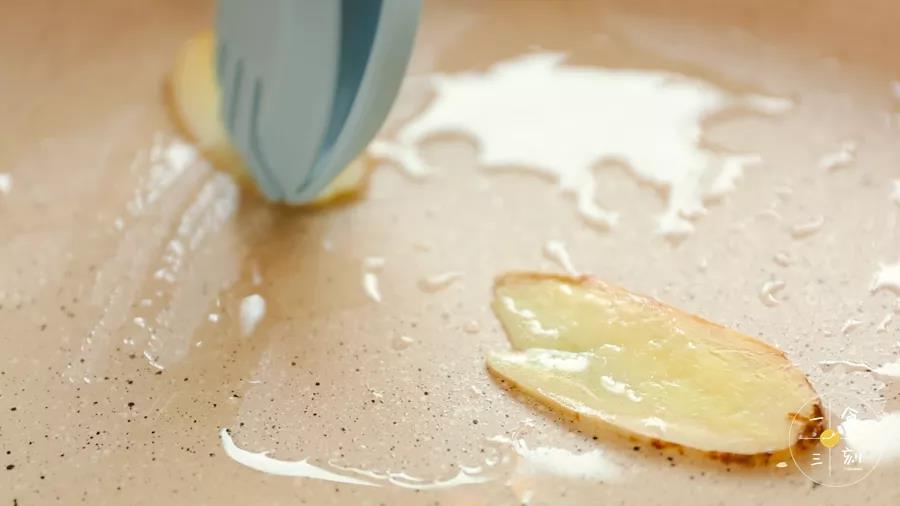 倒油，小火热锅，放入姜片煎香，再放入鸡翅煎出油脂