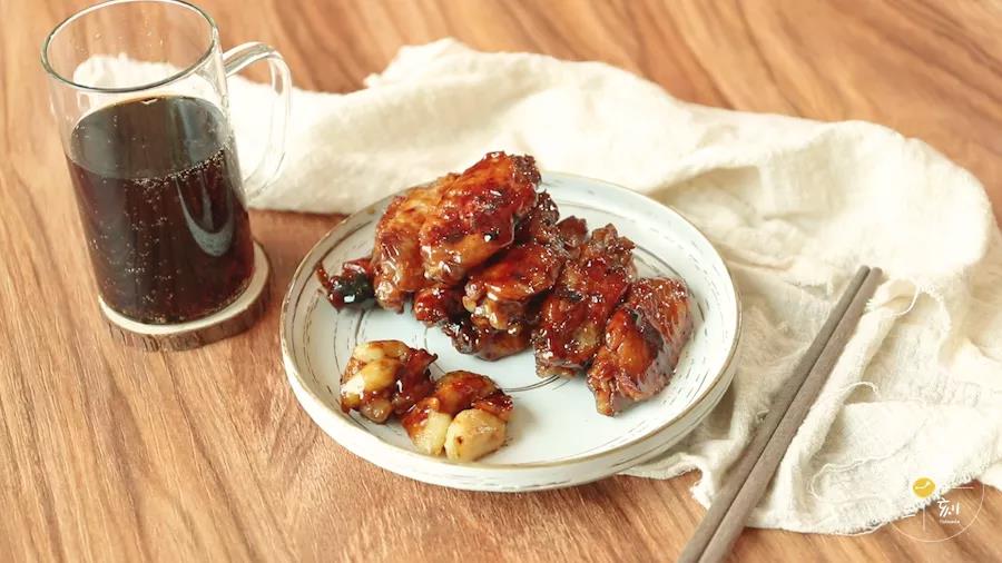 每一只鸡翅上都挂满了浓郁的酱汁和蒜香，鸡肉嫩滑入味。看小伙伴们迫不及待上筷子就知道到底有诱人。