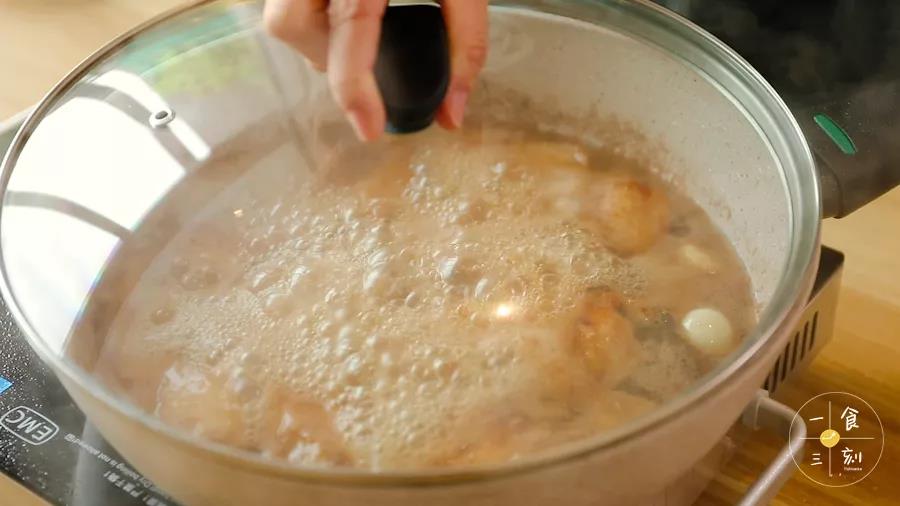 大火烧开后转小火，加盖焖煮至收汁，揭盖大火翻炒后出锅