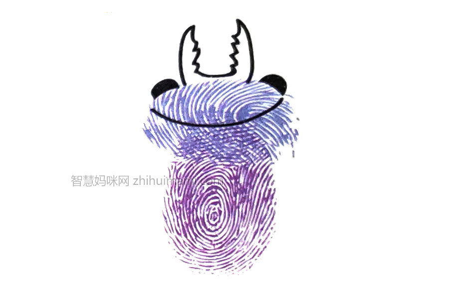 步骤3：画出甲虫的眼睛、嘴巴和锯齿状的触角。