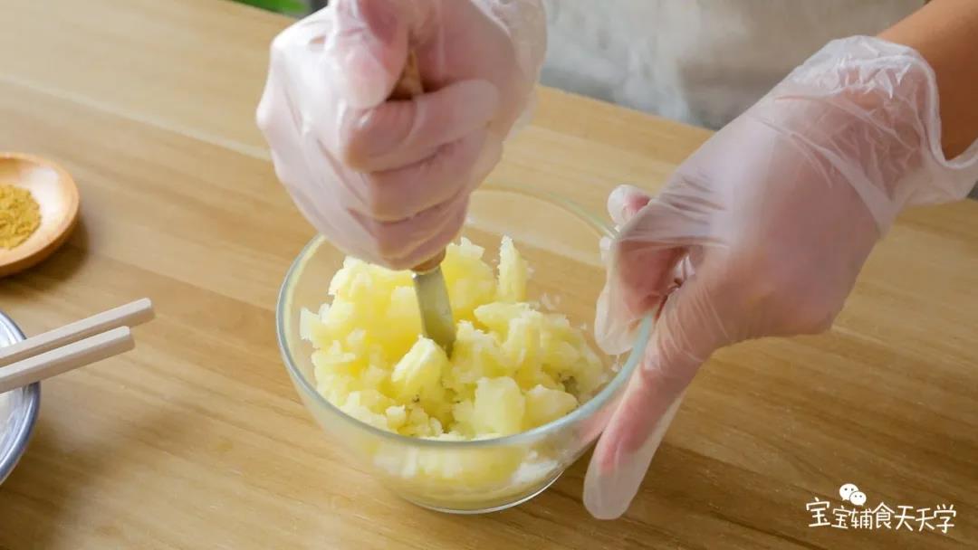 土豆压成泥备用