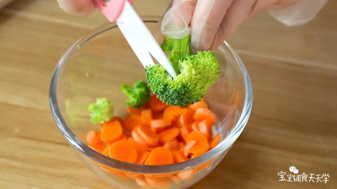 西兰花用辅食剪刀剪成小朵