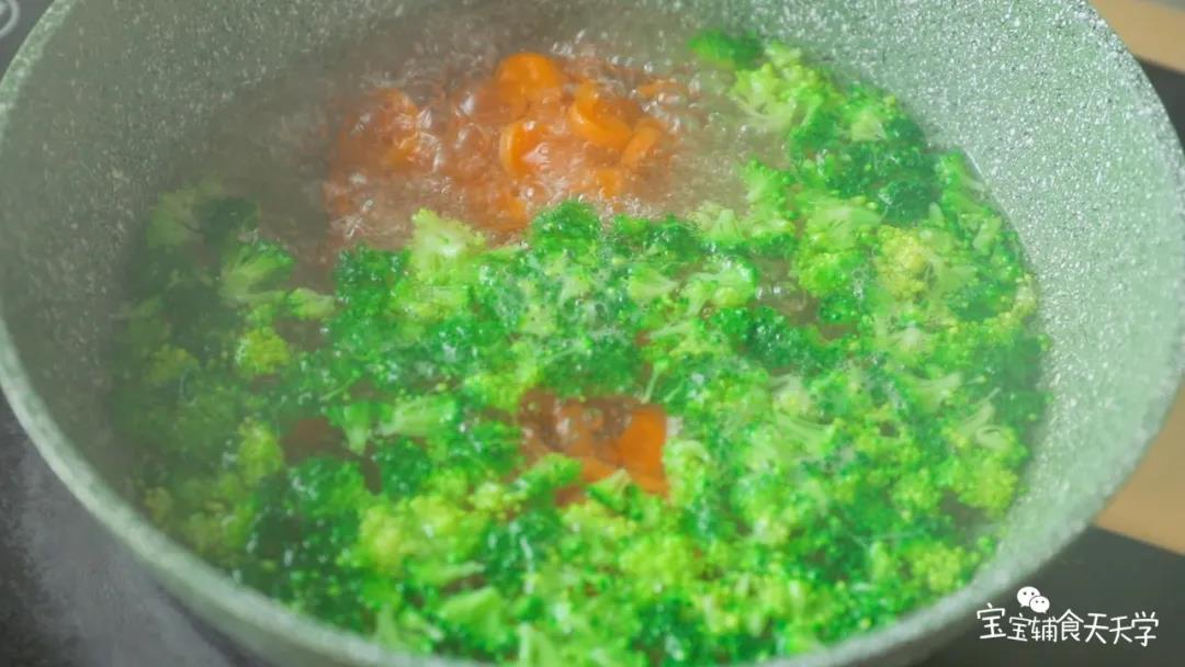 把两种蔬菜烫熟，捞起备用