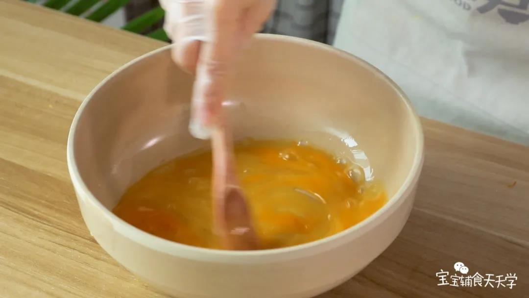 碗里打散鸡蛋，把馒头均匀地吸收掉蛋液