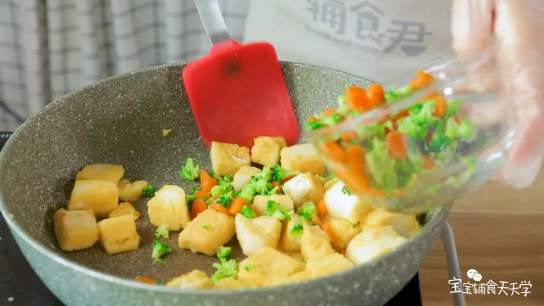 加入蔬菜碎，翻炒均匀