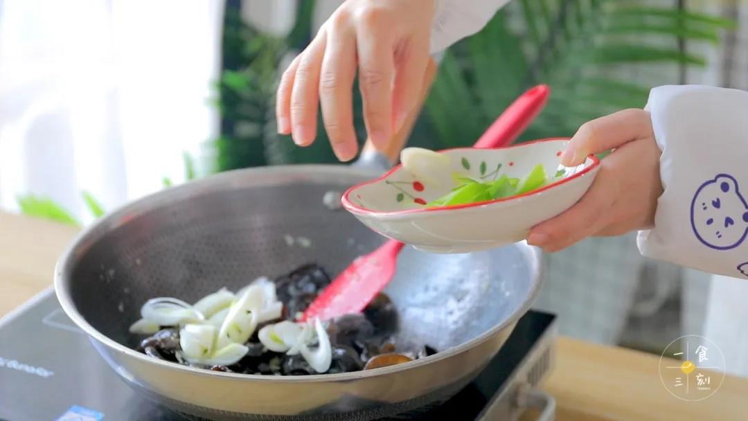 加入葱白部分，炒出葱香