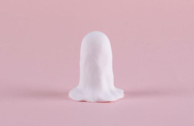 步骤2：然后把底部往外延伸一下，做出幽灵的衣摆。