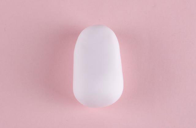 步骤1：首先我们用白色粘土做一个圆柱形。