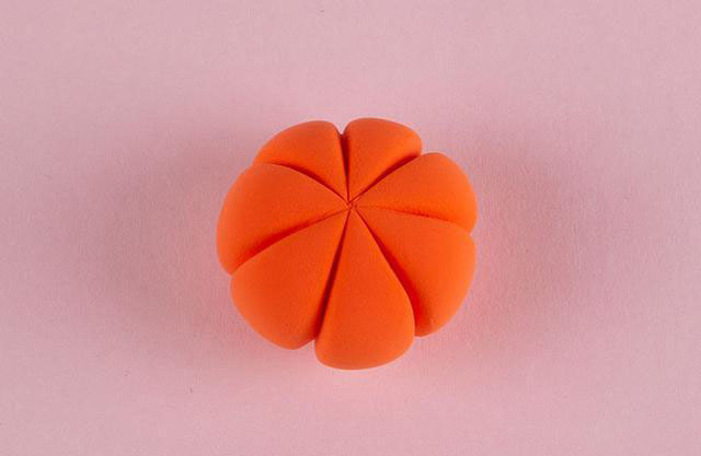 步骤3：接下来我们做个小南瓜，桔红色粘土做出南瓜的形状，并用工具压出南瓜上面的纹路。