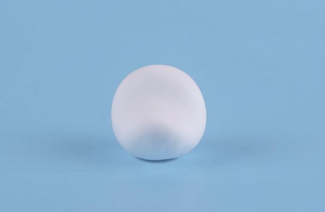 步骤1：首先我们用白色粘土揉一个圆球，然后用擀棒在脸部压一下，整理成上图的形状，这样更有立体感。