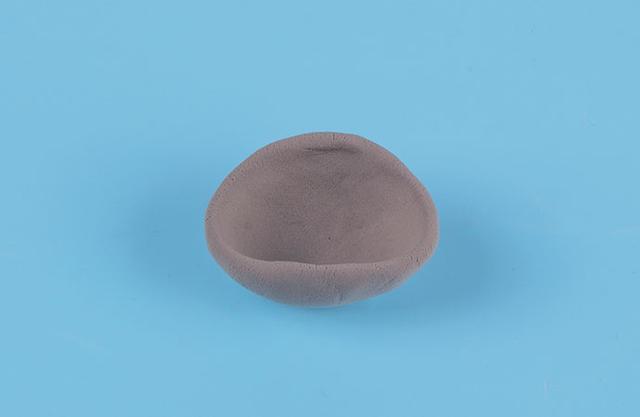 步骤4：用灰色粘土做一个碗状的小帽子，灰色粘土用白色粘土+少许黑色粘土混合即可。