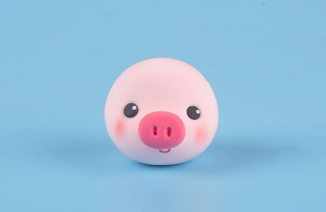 步骤3：把眼睛和鼻子粘好，然后用红色笔画出嘴巴，再涂上小腮红。