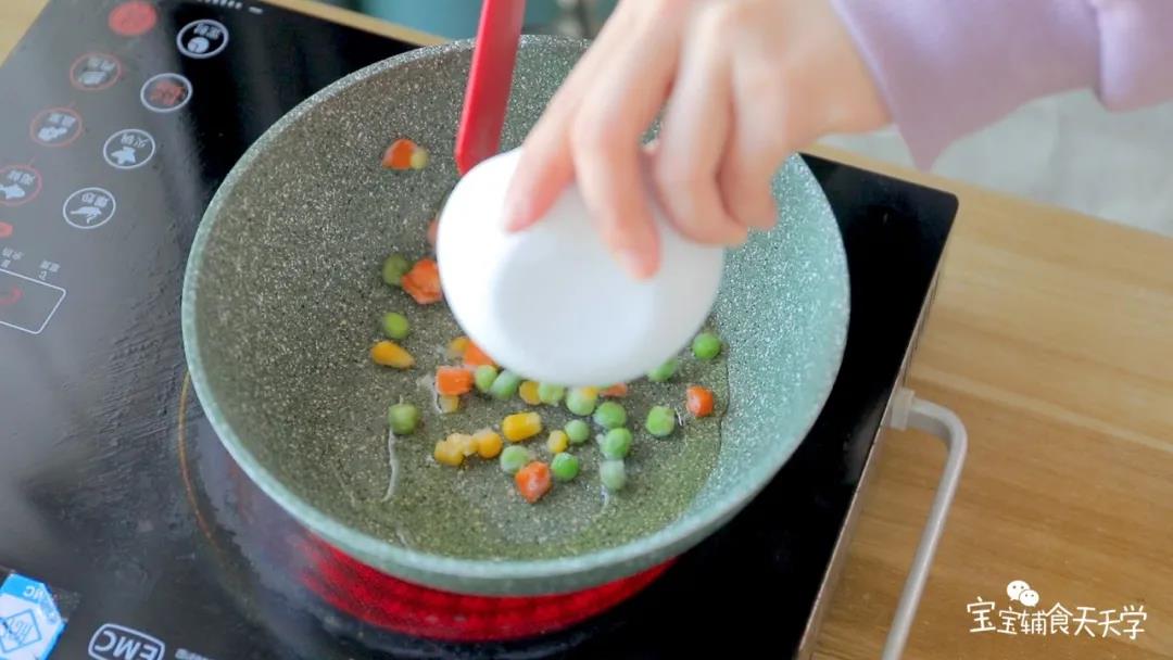 第5步：热锅，加入适量的油，加入杂蔬