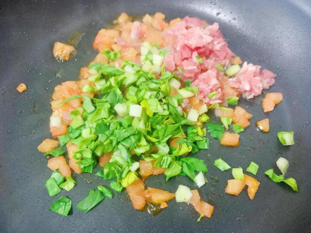 继续放入菜肉碎翻炒。