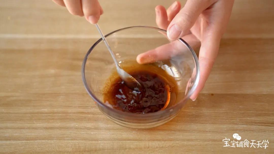 碗中加入酱油、白砂糖、蚝油、清水，调成酱汁备用