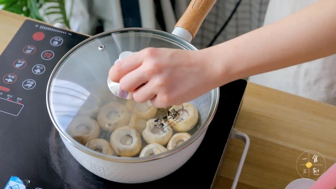 开小火，盖上盖子，焗至口蘑出水