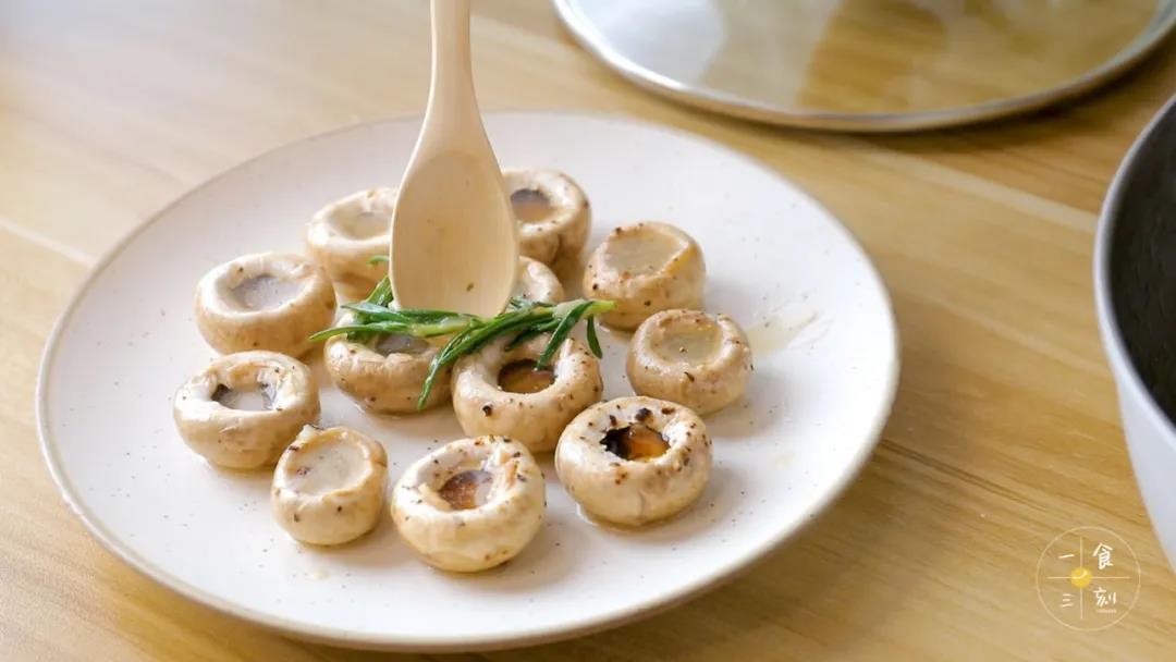 把酱汁淋入口蘑上
