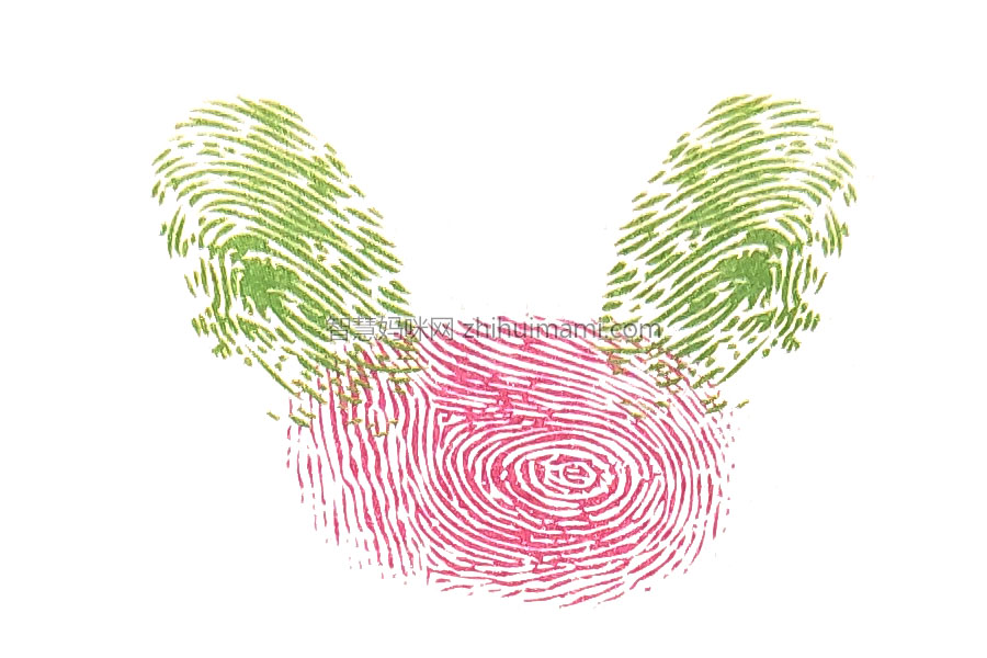 步骤2：伸出无名指，蘸取颜料后按出螃蟹的两只“大钳子”。