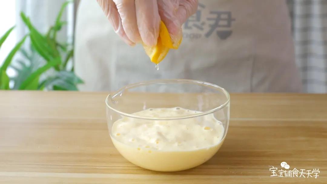 挤入点柠檬汁，加入胡萝卜碎、淀粉、虾皮粉和葱花，搅拌均匀