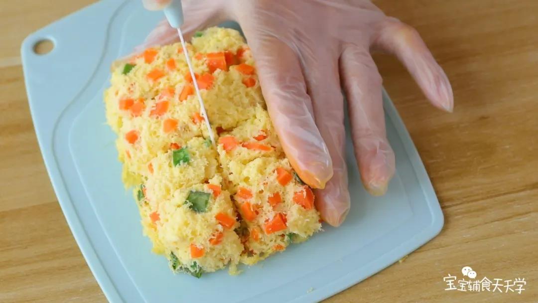 上锅蒸15分钟后，取出凉凉后脱模切块