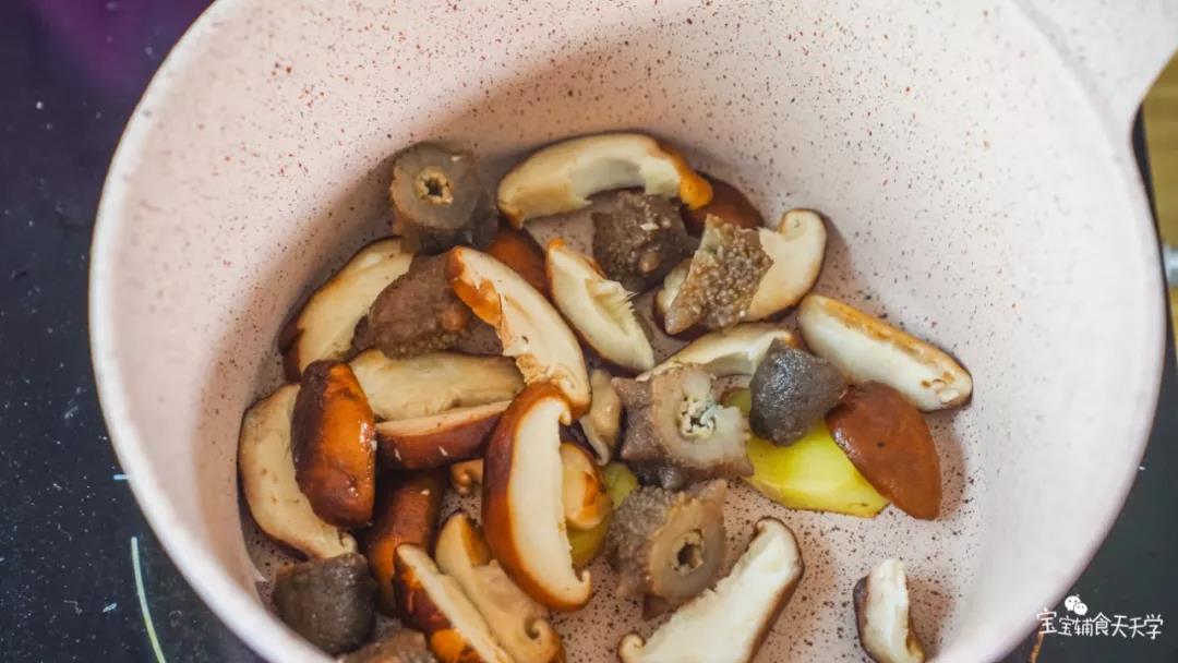 倒入香菇片和海参翻炒