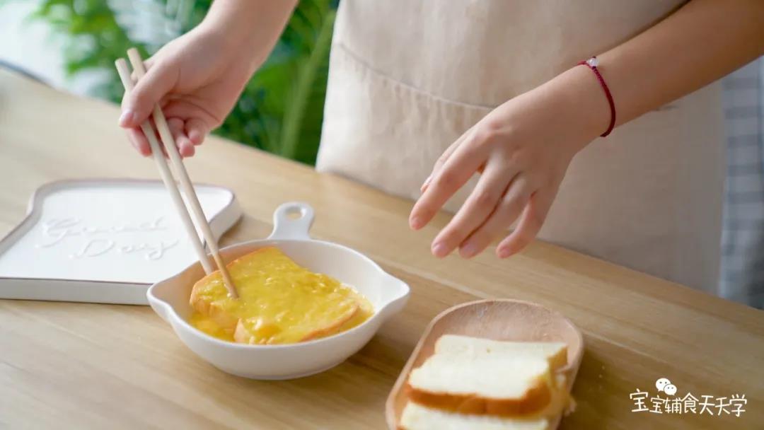 吐司片均匀沾上蛋液