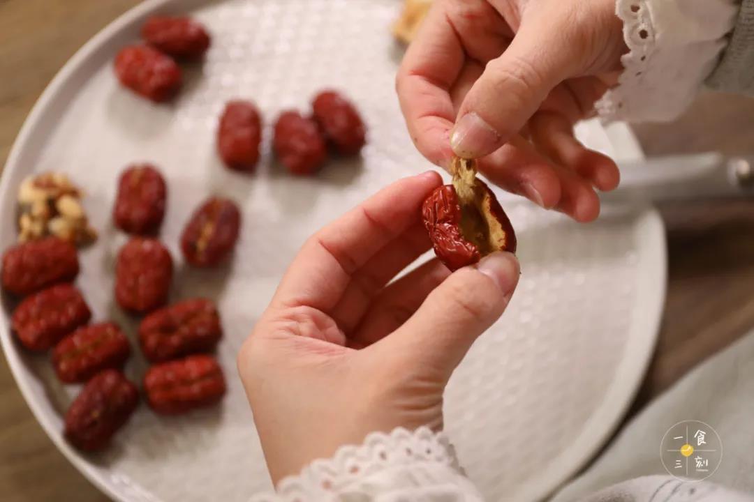 将红枣洗干净，剪开去核