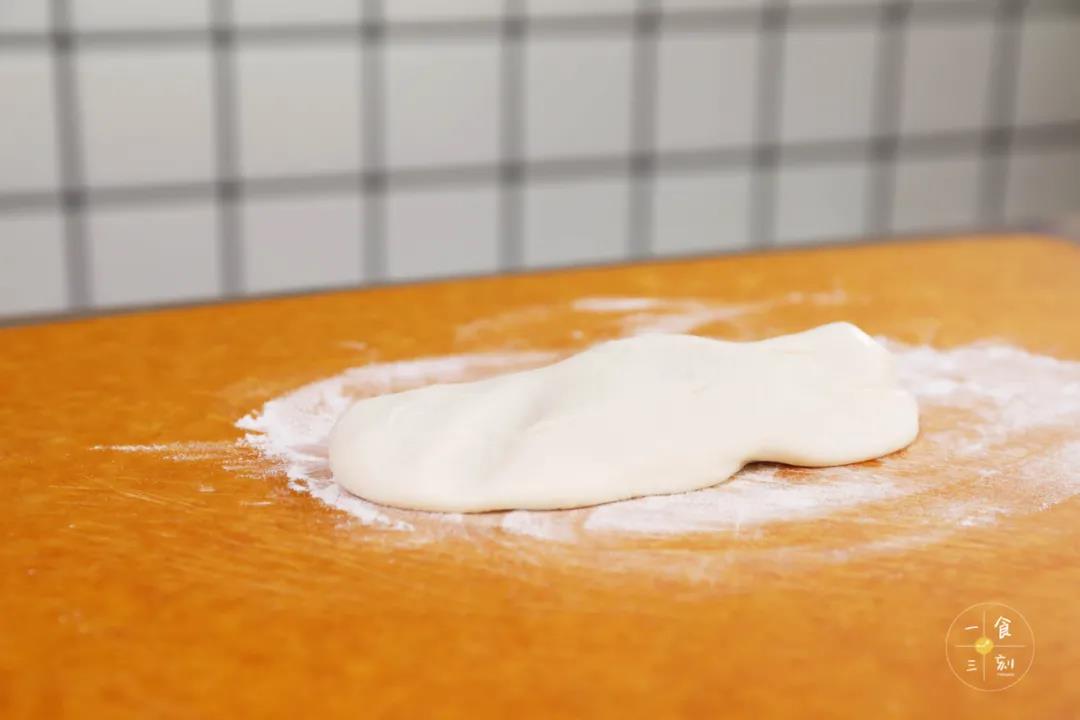 上手揉成光滑面团，可以适当调整一下干湿程度