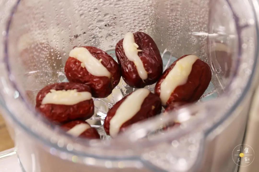 冷水入锅，蒸约10分钟。关火后，再焖5分钟